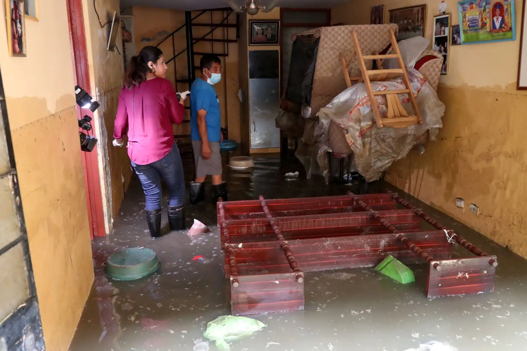 La ministra del Ambiente, Fabiola Muñoz, inspecciona zona afectada por aniego en San Juan de Lurigancho. Foto: ANDINA/Difusión MINAM