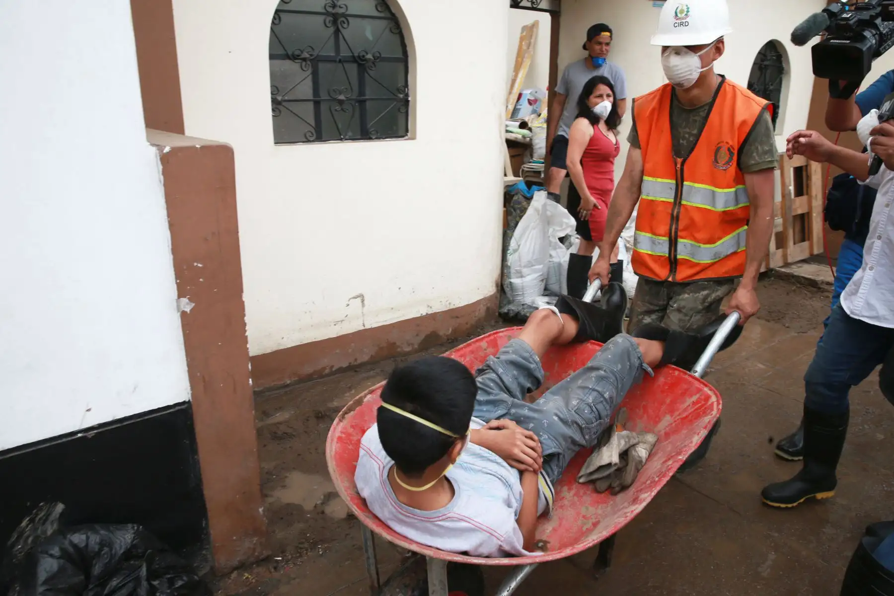Personal del ejercito evacua a un joven herido  en la zona afectada por el aniego en San Juan de Lurigancho. Foto: ANDINA/Norman Córdova