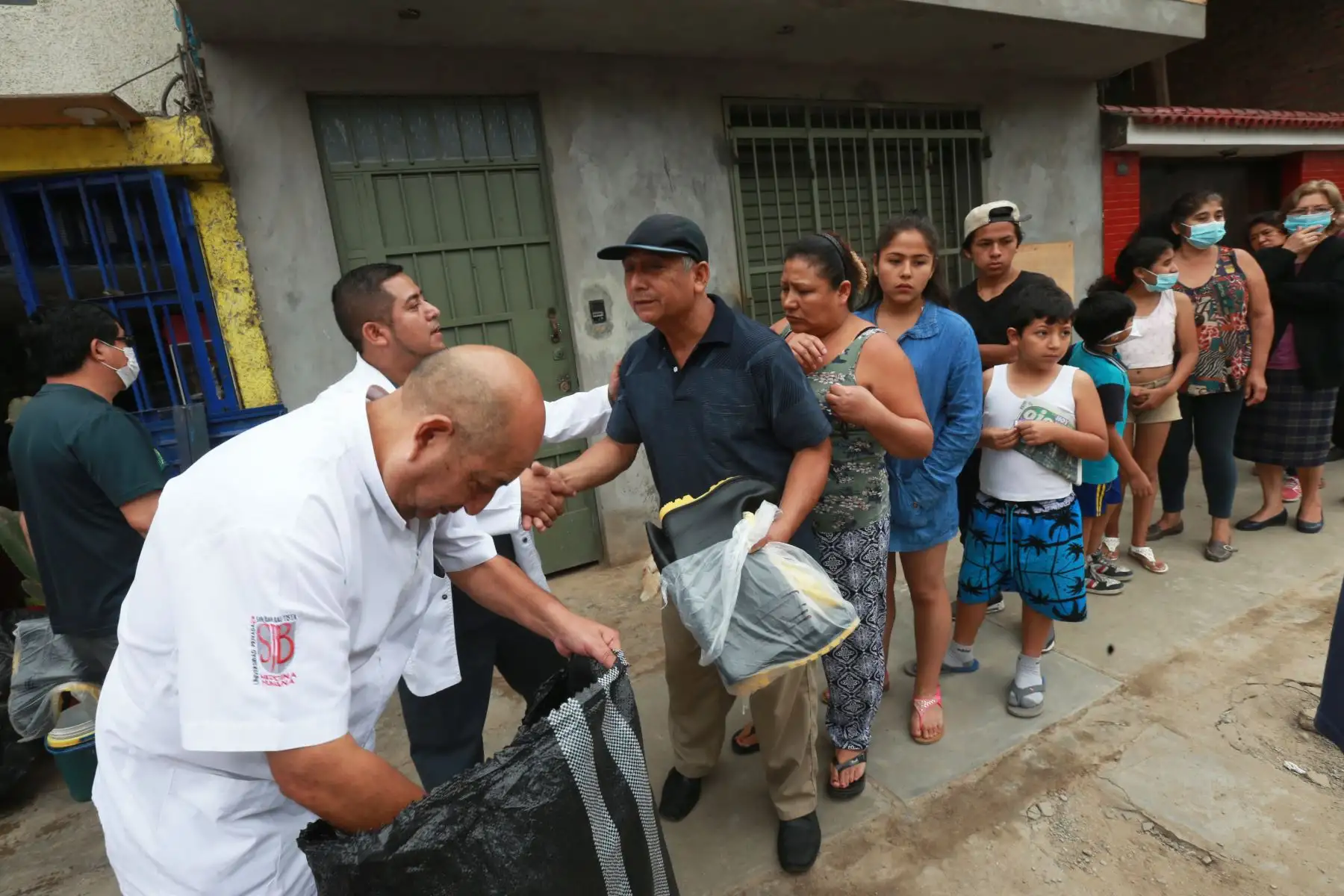 Entregan ayuda a los vecinos de la zona afectada por el aniego en San Juan de Lurigancho. Foto: ANDINA/Norman Córdova