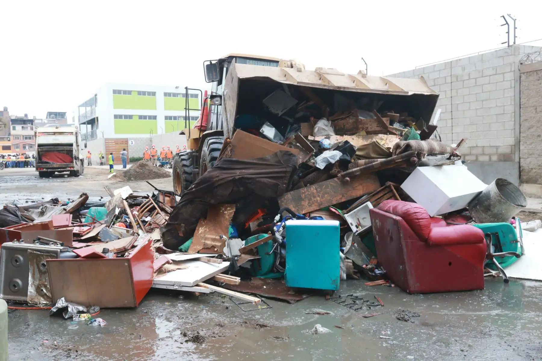 Continuan las labores de limpieza en la zona afectada por el aniego en San Juan de Lurigancho. Foto: ANDINA/Norman Córdova