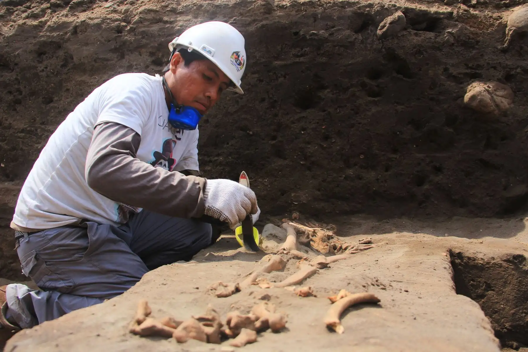 El hallazgo de los restos óseos de los niños sacrificados se realizó en la zona Pampa La Cruz, en Huanchaco, Trujillo y deslumbra a investigadores. ANDINA/Luis Puell