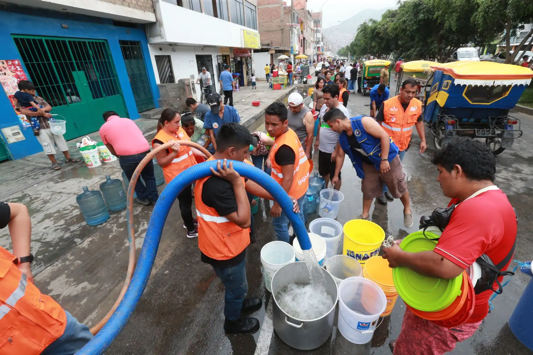 Cisternas de agua llegan a la zona afectada de San Juan de Lurigancho. Foto: ANDINA/Norman Córdova