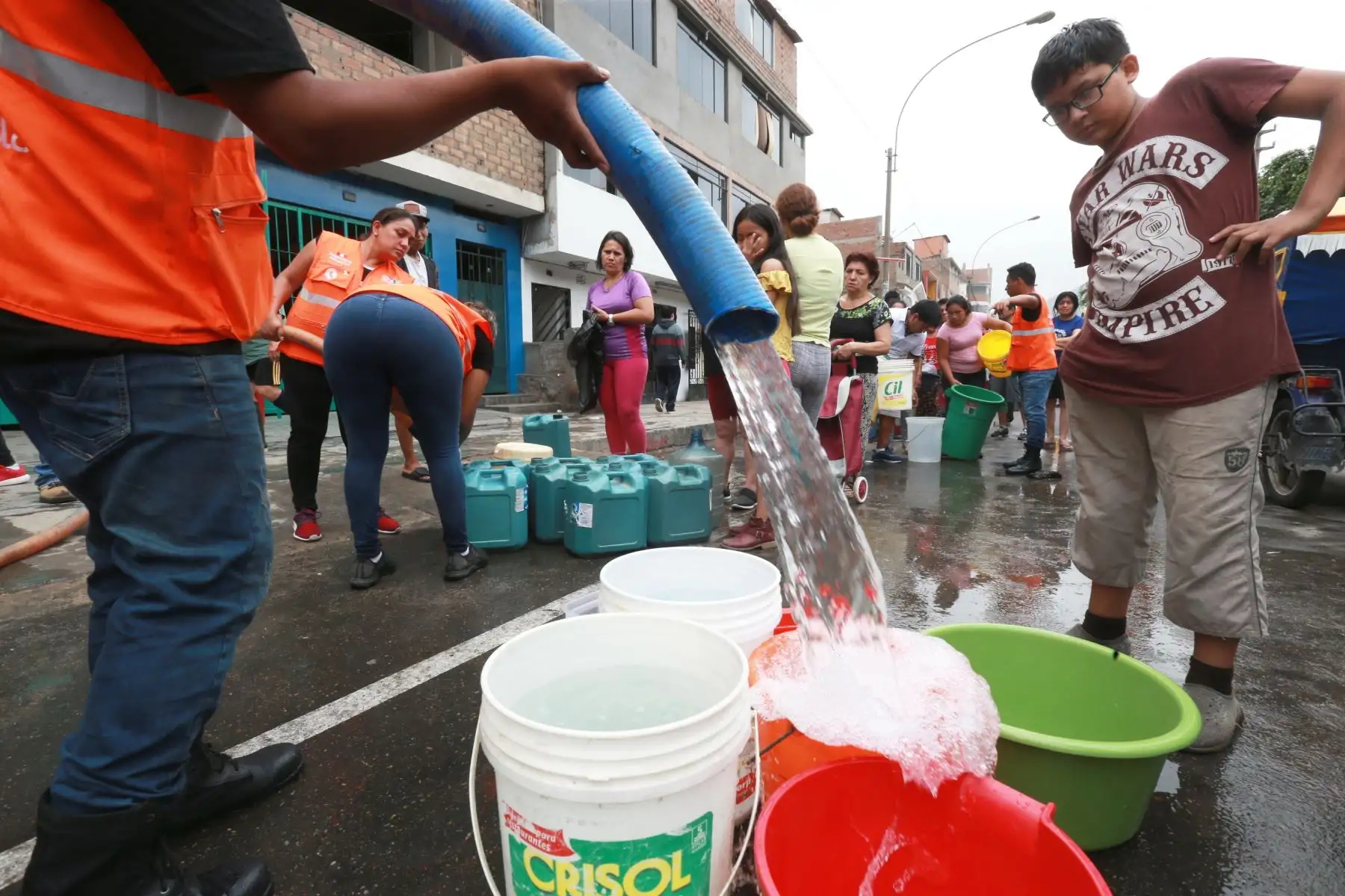 Cisternas de agua llegan a la zona afectada de San Juan de Lurigancho. Foto: ANDINA/Norman Córdova