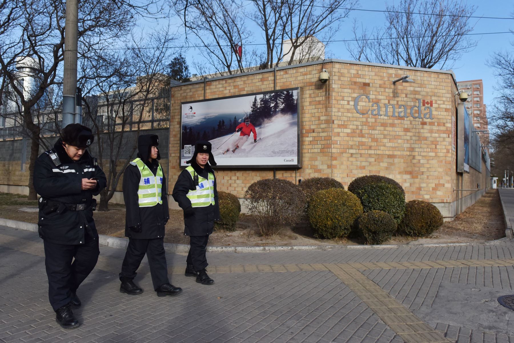 La bandera canadiense ondea sobre la embajada canadiense en Beijing el 15 de enero de 2019 Foto: AFP