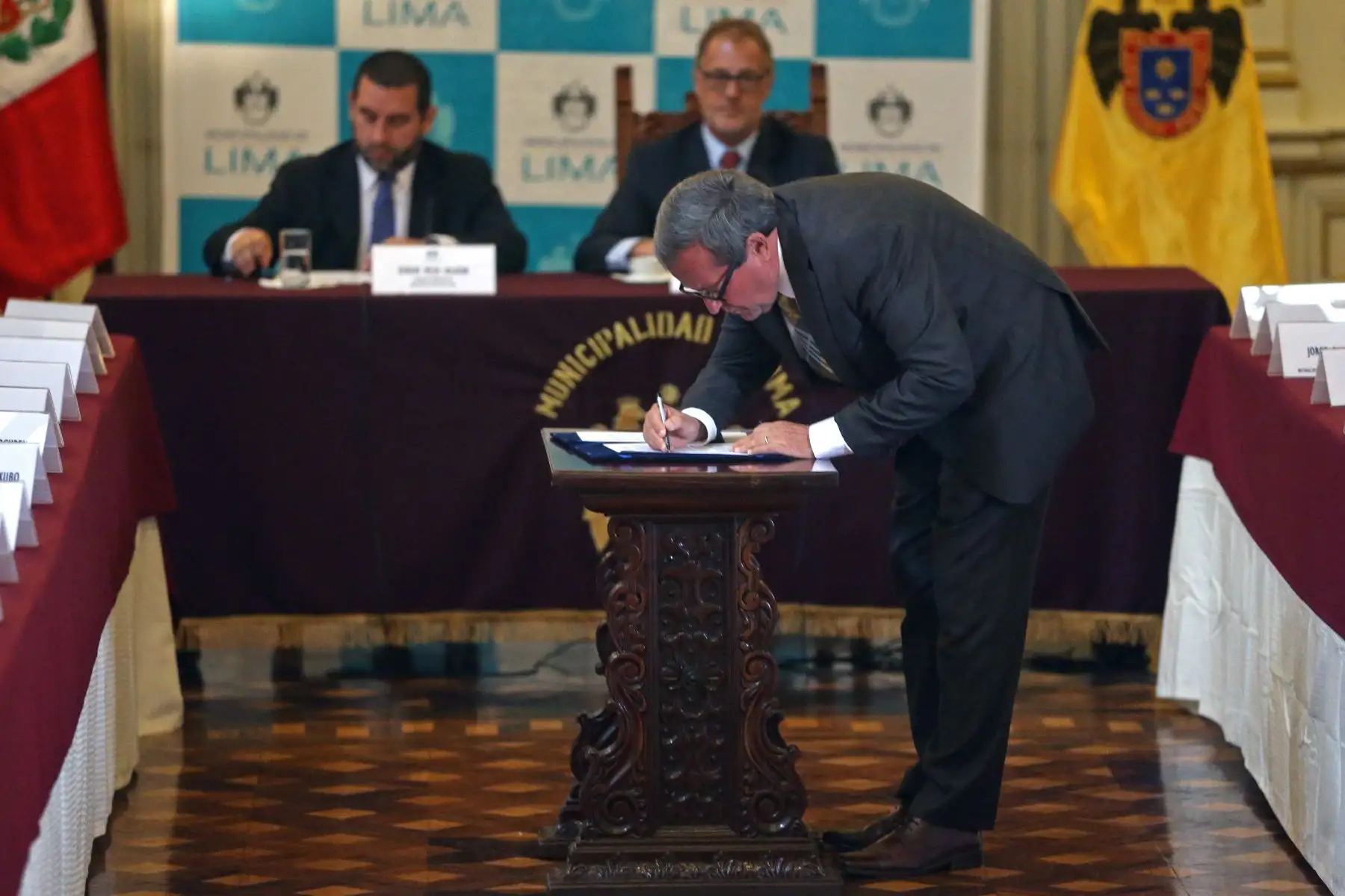 Luis Molina, alcalde de Miraflores firmaron pacto contra la corrupción. Foto: ANDINA/Vidal Tarqui