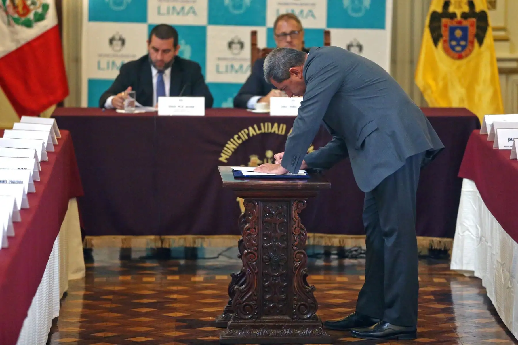 Jean Pierre Combe,alcalde de Santiago de Surco firmaron pacto contra la corrupción. Foto: ANDINA/Vidal Tarqui