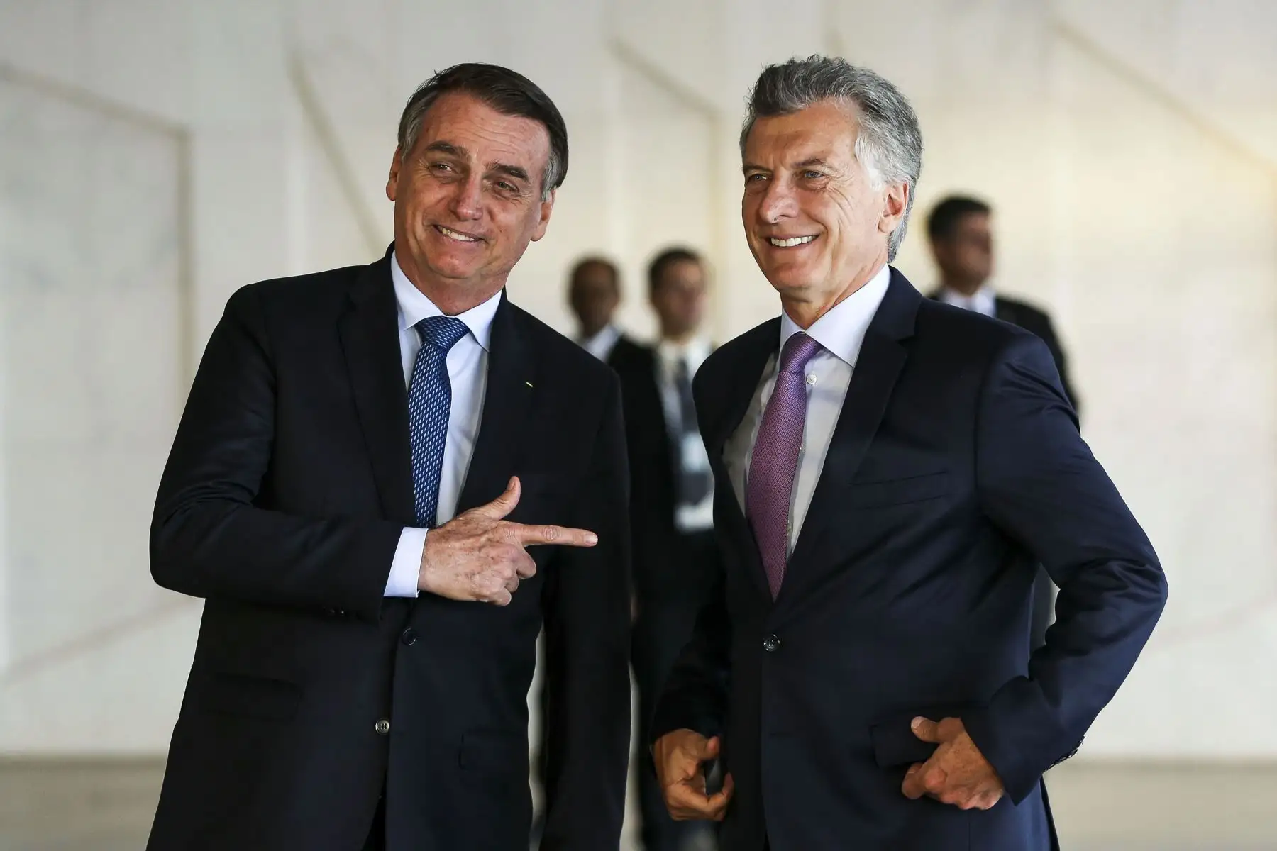 El presidente de Brasil, Jair Bolsonaro, y al presidente de Argentina, Mauricio Macri, posan para los medios de comunicación en el Palacio de Itamaraty en Brasilia Foto: AFP