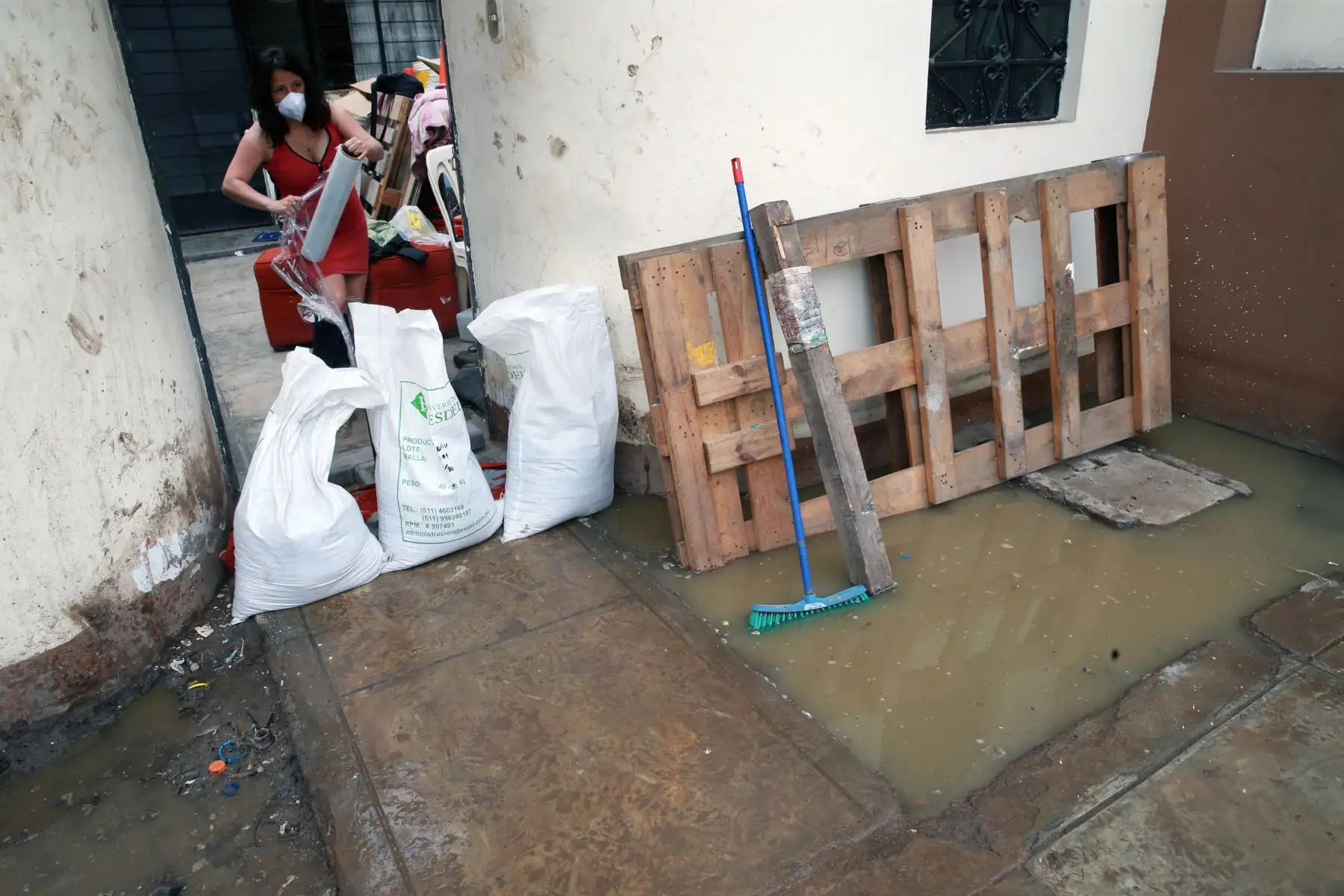Continuan las labores de limpieza en la zona afectada por el aniego en San Juan de Lurigancho. Foto: ANDINA/Norman Córdova