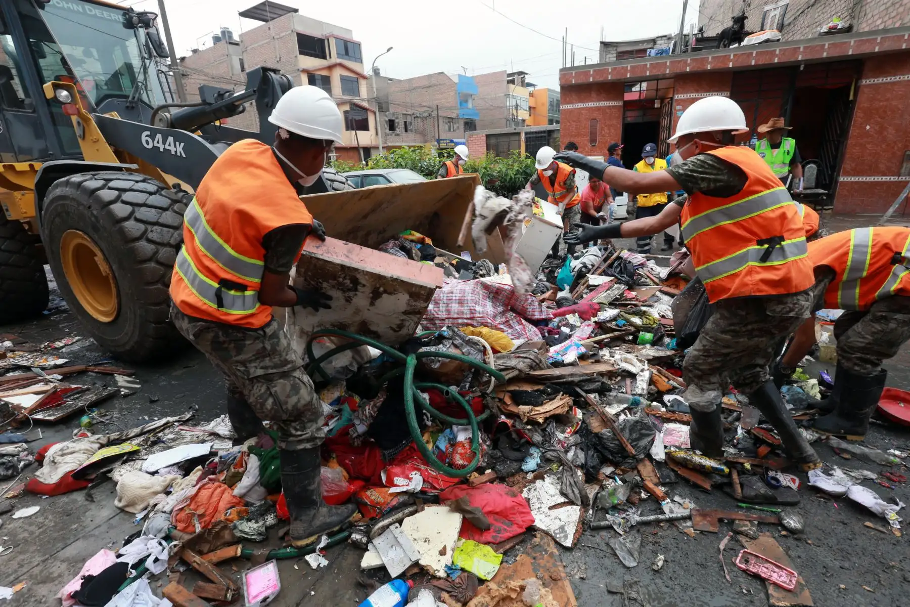 Continuan las labores de limpieza en la zona afectada por el aniego en San Juan de Lurigancho. Foto: ANDINA/Norman Córdova