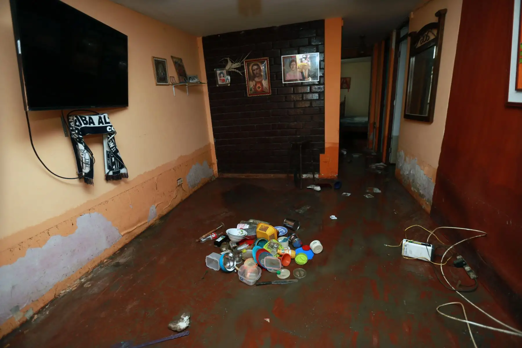 Continuan las labores de limpieza en la zona afectada por el aniego en San Juan de Lurigancho. Foto: ANDINA/Norman Córdova