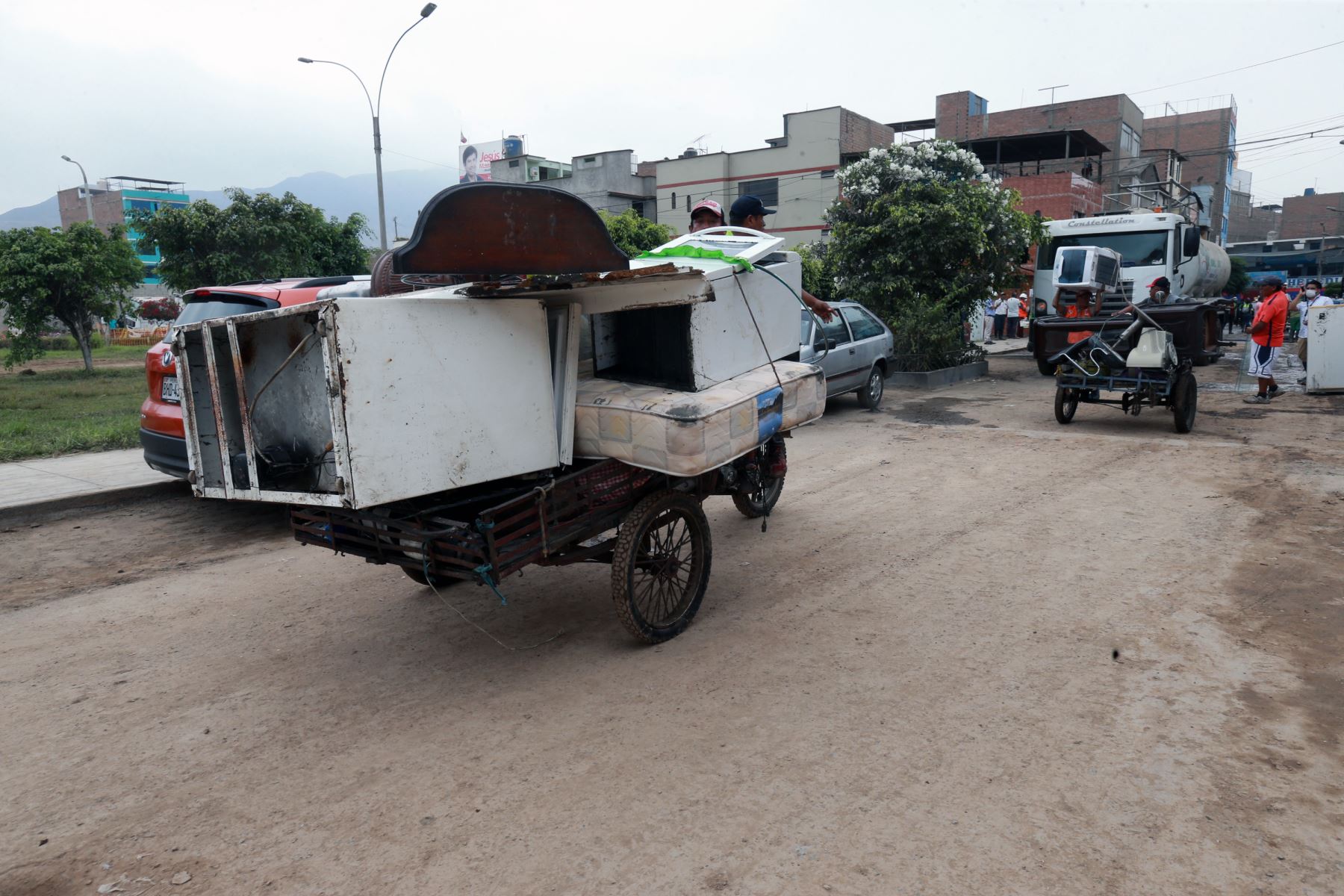 Varios "cachineros" se llevan en triciclos objetos que damnificados arrojan. Foto: ANDINA/Norman Córdova
