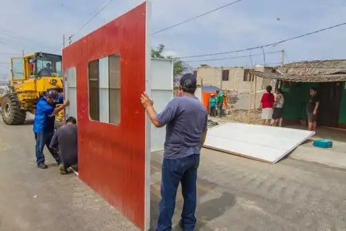 El alcalde de la Municipalidad Provincial del Santa (MPS), Roberto Briceño Franco. entregó un módulo de vivienda a la familia del pueblo joven Esperanza Alta, cuyo predio se desplomó por el fuerte sismo que remeció la ciudad de Chimbote la tarde del pasado martes 15 de enero.