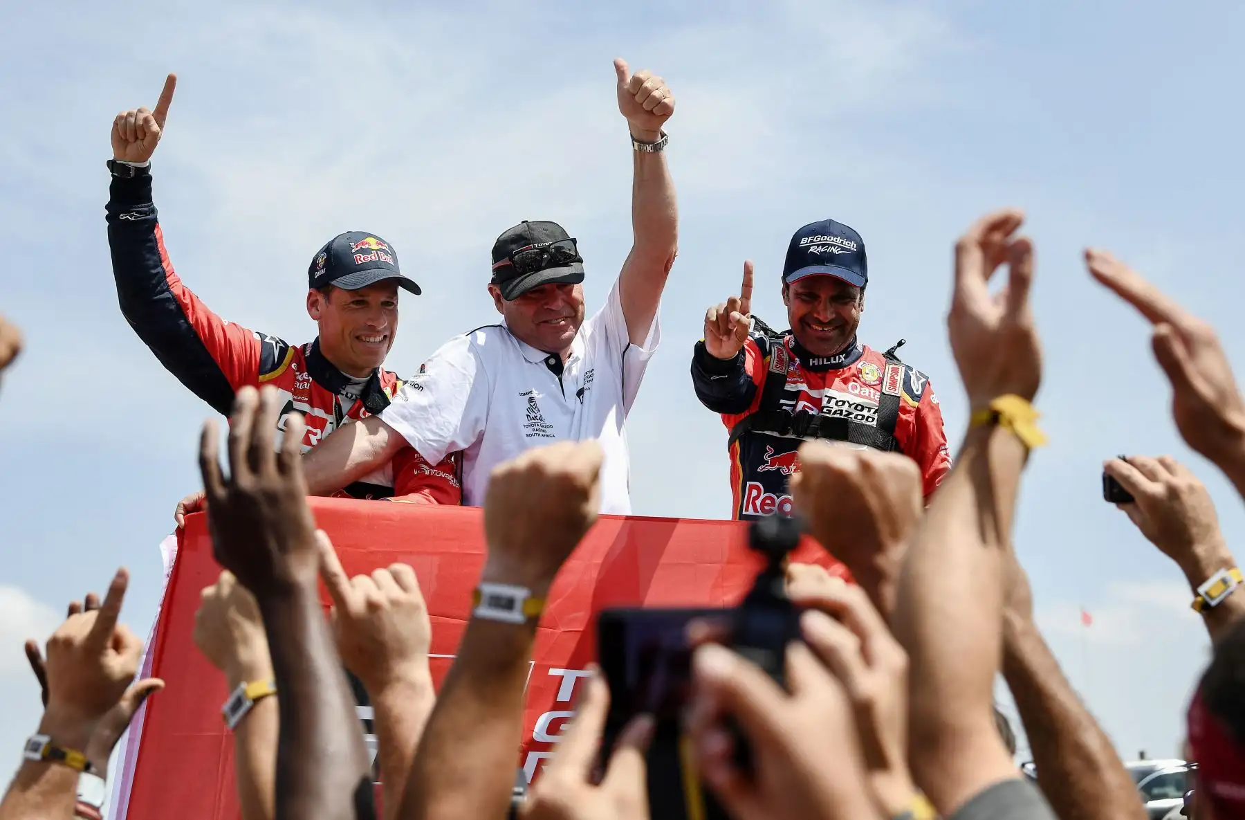 El piloto de Toyota Nasser Al-Attiyah de Qatar (R) y su copiloto Matthieu Baumel (L) de Francia celebran después de ganar el Rally Dakar 2019, al final de la última etapa entre Pisco y Lima. Foto: AFP