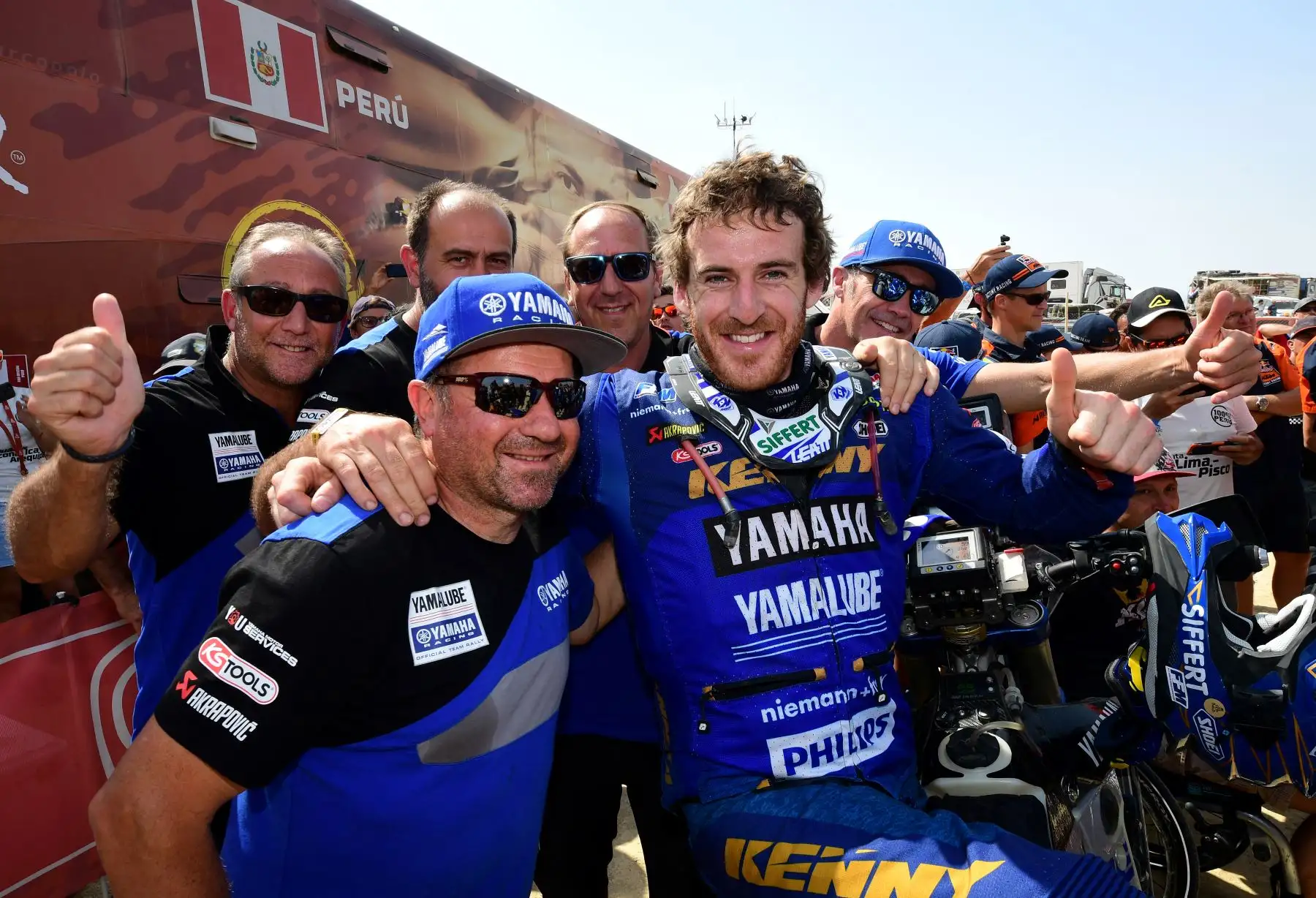 Yamalube El motociclista francés Xavier De Soultrait (C) del equipo oficial de rally de Yamaha posa con miembros del personal al final de la última etapa del Rally Dakar 2019, entre Pisco y Lima, en Pisco,  motociclista australiano Toby Price ganó el Rally Dakar 2019. AFP