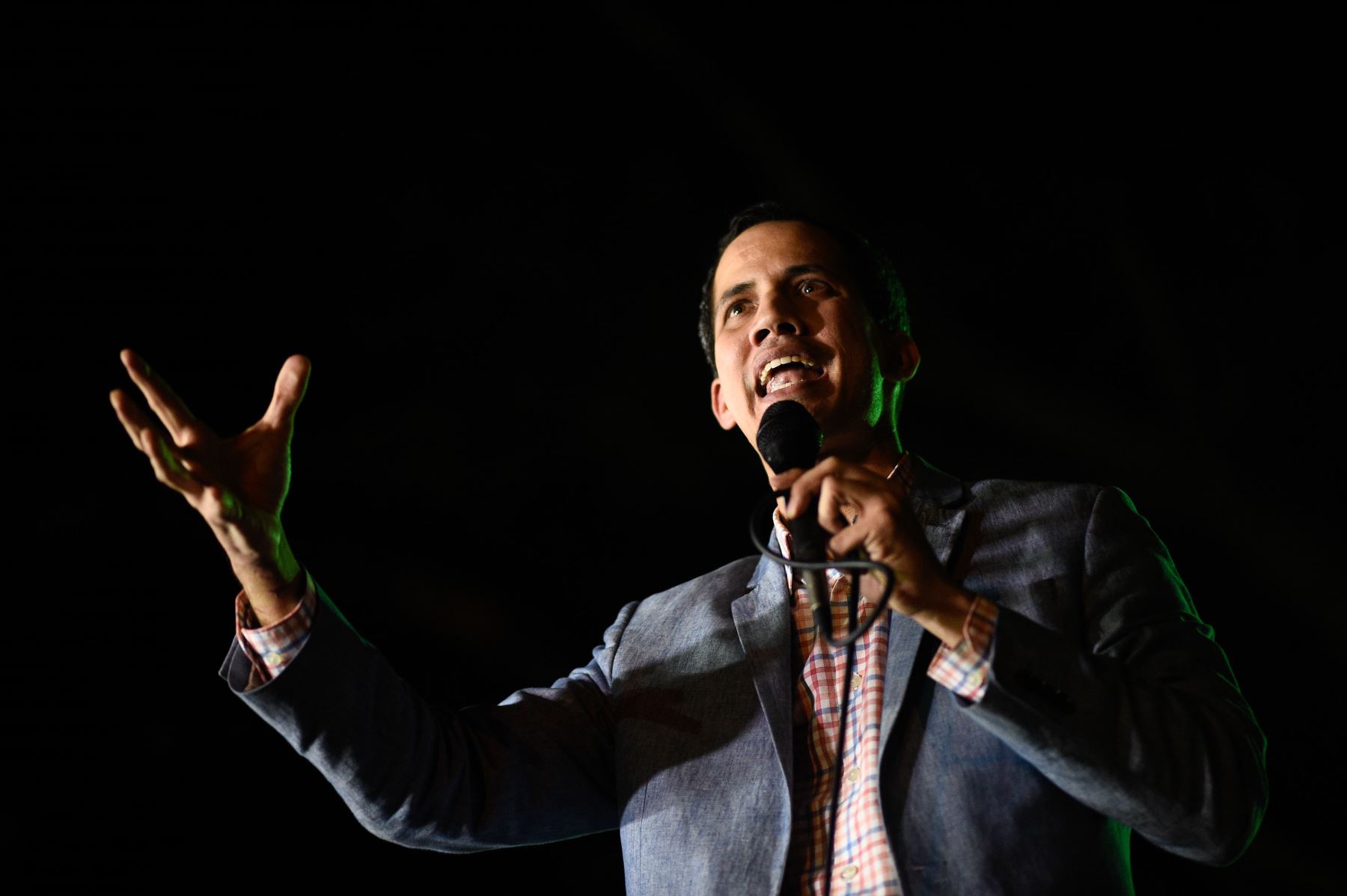 El presidente de la Asamblea Nacional de Venezuela, Juan Guaido, hace un gesto mientras habla ante una multitud de partidarios de la oposición Foto: AFP