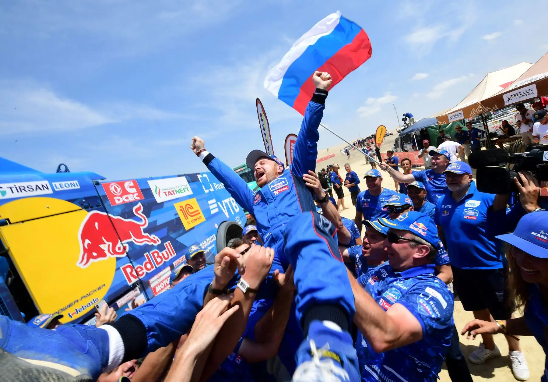 Camión Kamaz El conductor ruso Eduard Nikolaev es felicitado por los miembros del personal luego de ganar el Rally Dakar 2019, al final de la última etapa entre Pisco y Lima.  El camionero ruso Eduard Nikolaev, copilotos Evgenii Iakovle y Vladimir Rybakov ganaron el Rally Dakar 2019 categoría camiones. AFP