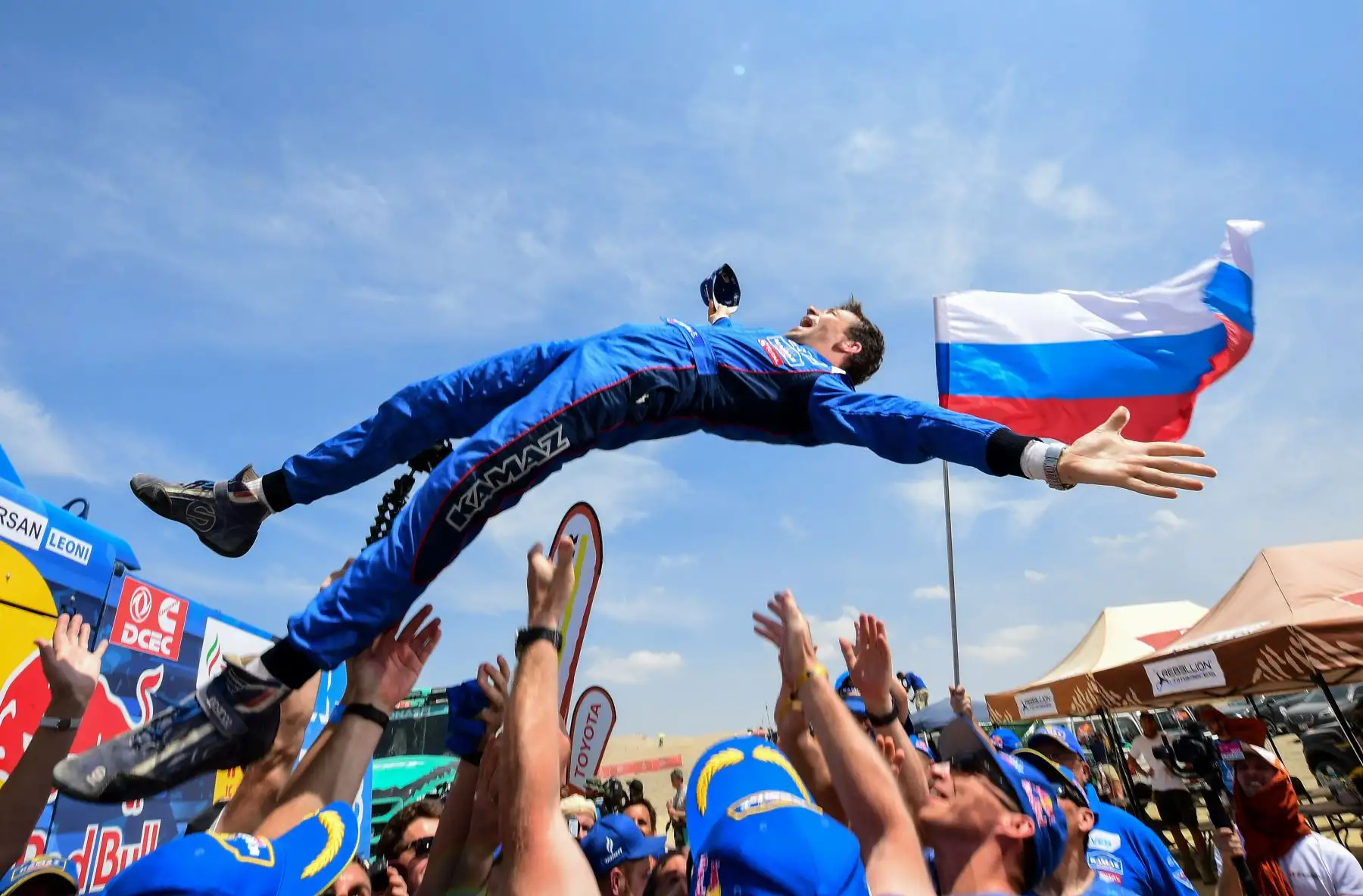 El copiloto de Kamaz, Evgenii Iakovle, es felicitado por miembros del personal luego de ganar el Rally Dakar 2019. AFP