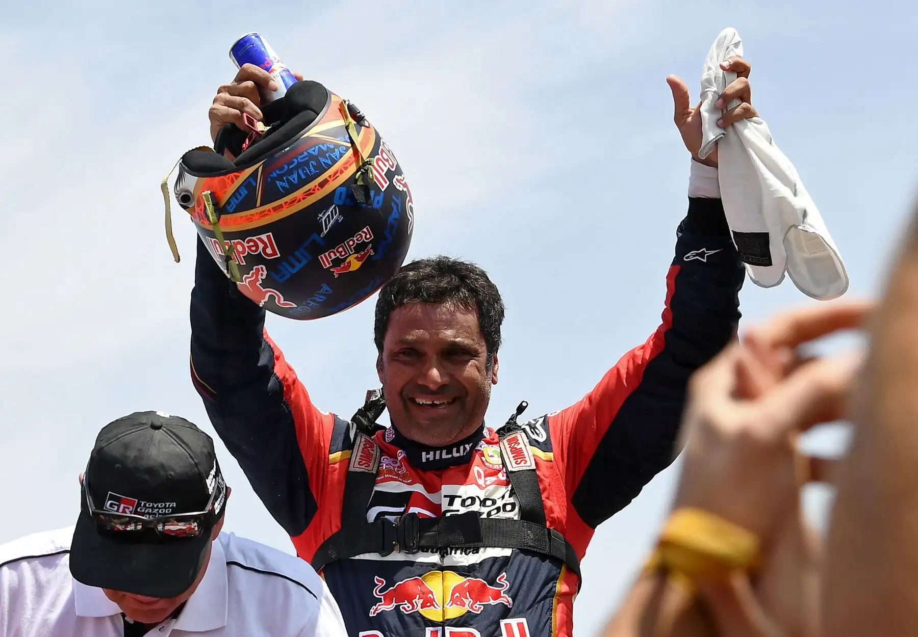 El piloto de Toyota Nasser Al-Attiyah de Qatar celebra después de ganar el Rally Dakar 2019, categoría autos, al final de la última etapa entre Pisco y Lima, en Pisco. AFP