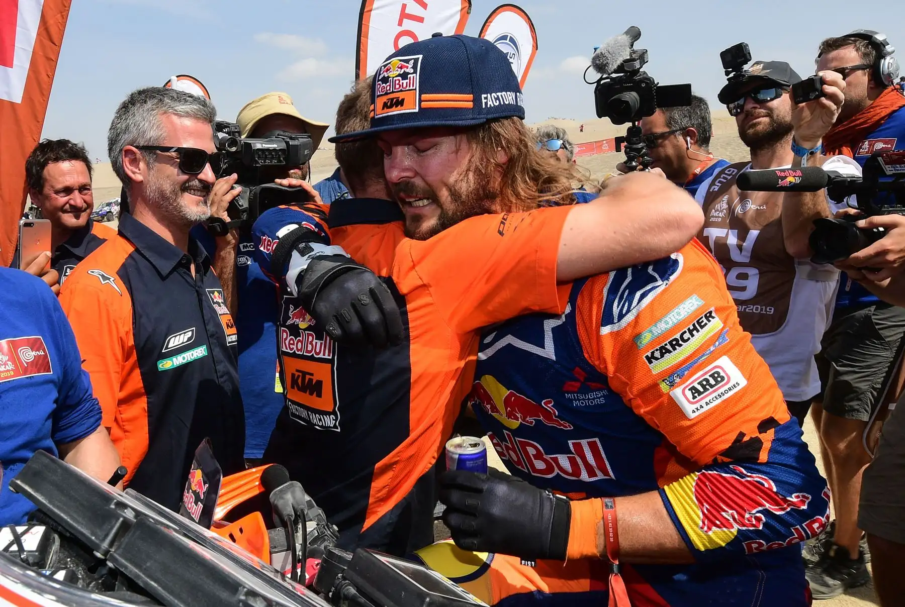 El motociclista australiano Toby Price (C) es felicitado por miembros del personal, luego de ganar el Rally Dakar 2019, categoría motos, al final de la última etapa entre Pisco y Lima, en Pisco. AFP