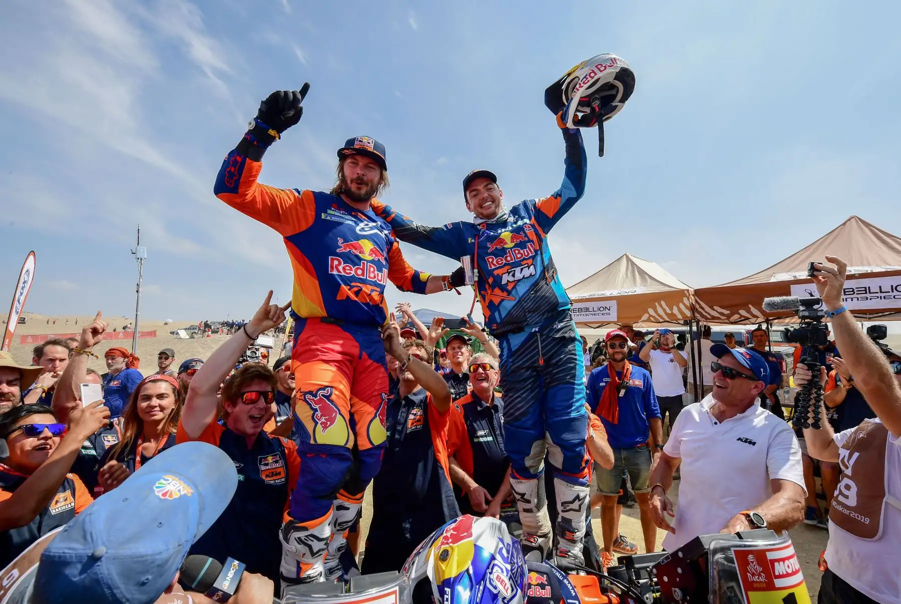 El motociclista australiano Toby Price (L) celebra con el motociclista austriaco Matthias Walkner de Ktm, luego de ganar el Rally Dakar 2019, al final de la última etapa entre Pisco y Lima. AFP