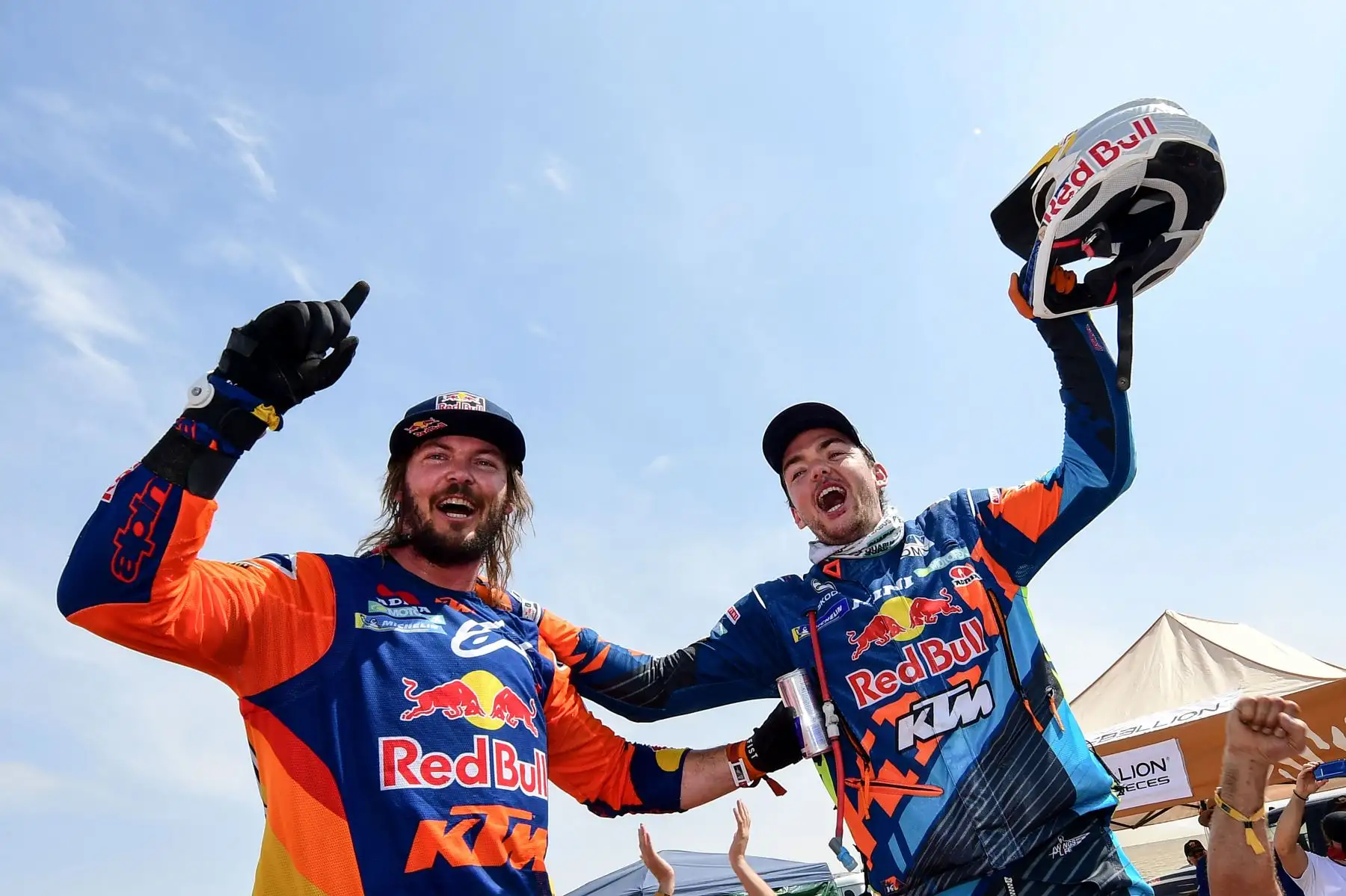 El motociclista australiano Toby Price (L) celebra con el motociclista austriaco Matthias Walkner de Ktm, luego de ganar el Rally Dakar 2019, al final de la última etapa entre Pisco y Lima. AFP