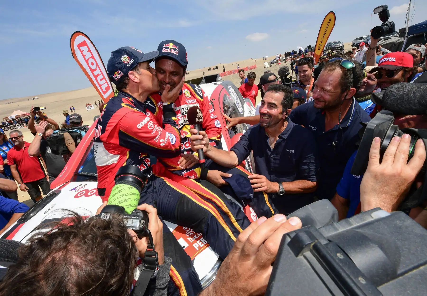 El piloto de toyota Nasser Al-Attiyah (C) de Qatar y su copiloto Matthieu Baumel (L) de Francia celebran, después de ganar el Rally Dakar 2019, al final de la última etapa entre Pisco y Lima, en Pisco. AFP