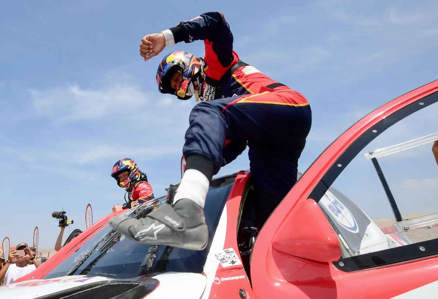 El piloto de Toyota Nasser Al-Attiyah (R) de Qatar y su copiloto Matthieu Baumel (L) de Francia bajaron de su auto para celebrar, después de ganar el Rally Dakar 2019, al final de la última etapa entre Pisco y Lima, en Pisco. AFP