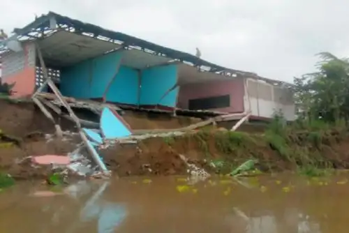 La erosión fluvial que originó el incremento del caudal del río Amazonas afectó una institución educativa en la comunidad Santa Ana Muyuy, en el distrito de Fernando Lores, provincia de Maynas, región Loreto.
