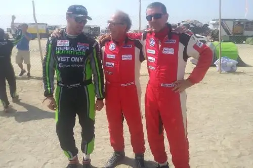 Nicolás Fuchs conversa con Fernando Ferrand del Busto y Fernando Ferrand Malatesta, al final de la carrera. Foto: Juan Carlos Cruzado/Andina.