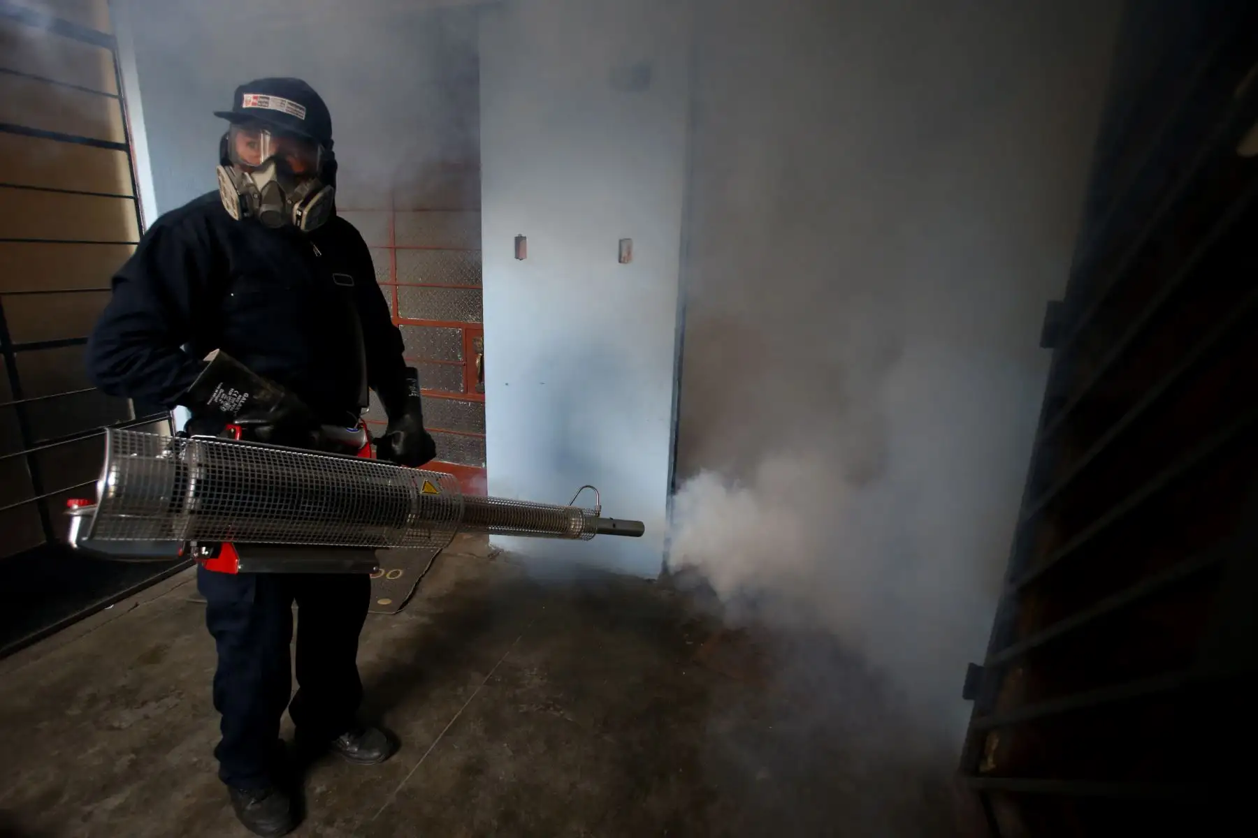 Jornada de fumigación a cargo de la DIGESA en las zonas afectadas por el aniego en San Juan de Lurigancho. Foto: ANDINA/Nathalie Sayago