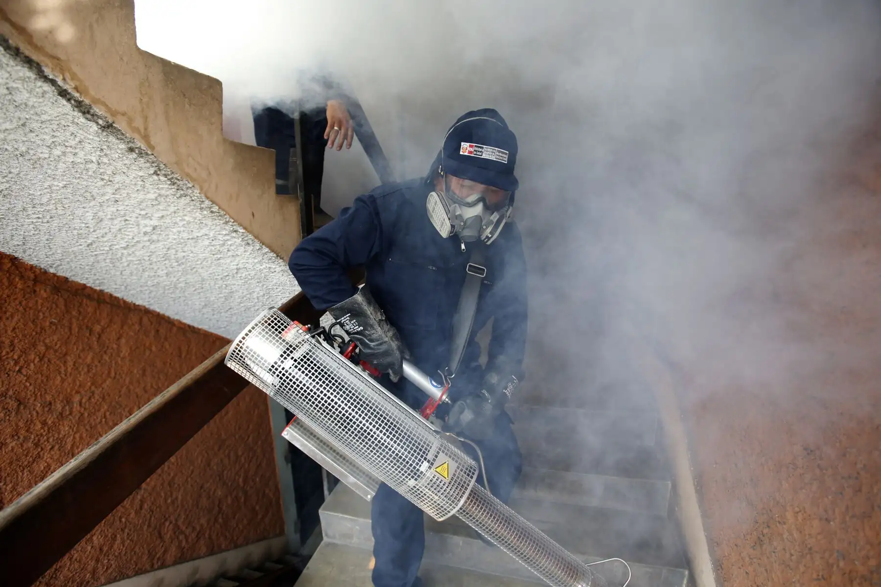 Jornada de fumigación a cargo de la DIGESA en las zonas afectadas por el aniego en San Juan de Lurigancho. Foto: ANDINA/Nathalie Sayago
