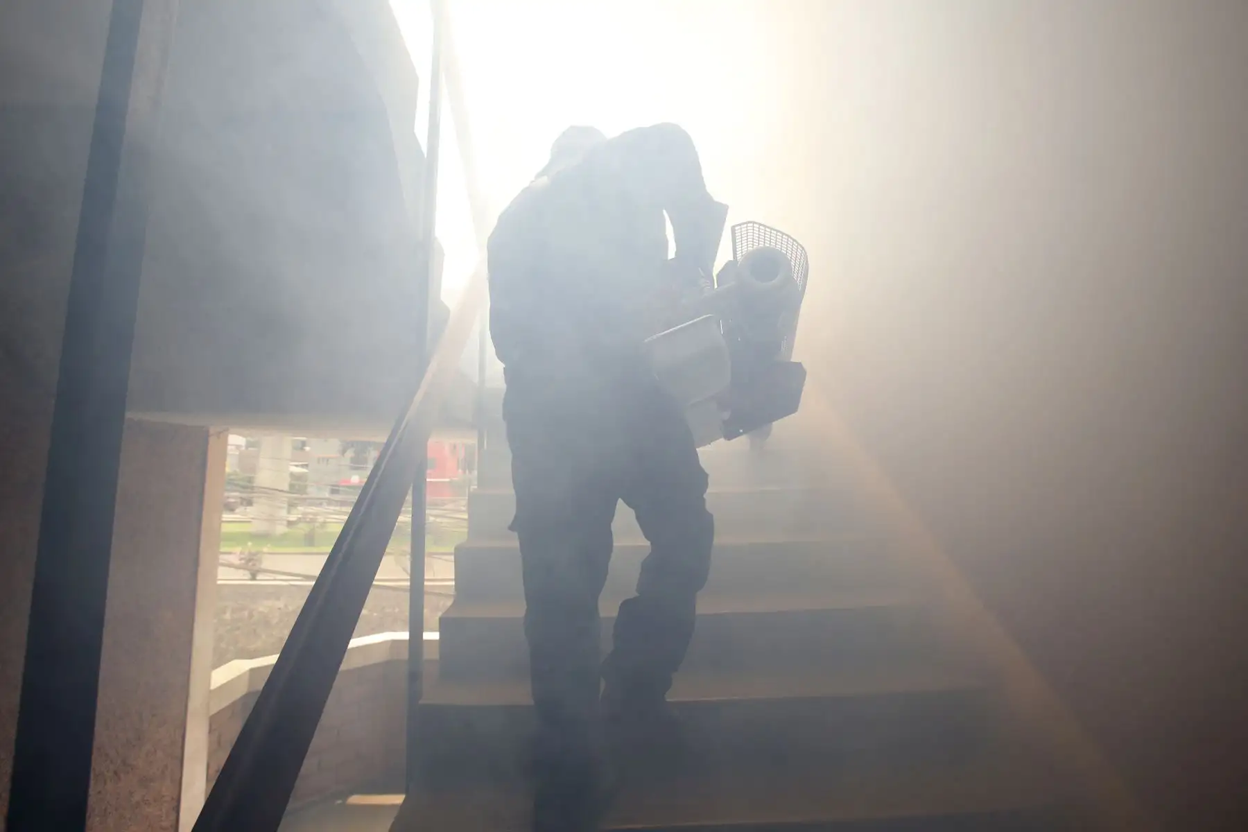 Jornada de fumigación a cargo de la DIGESA en las zonas afectadas por el aniego en San Juan de Lurigancho. Foto: ANDINA/Nathalie Sayago
