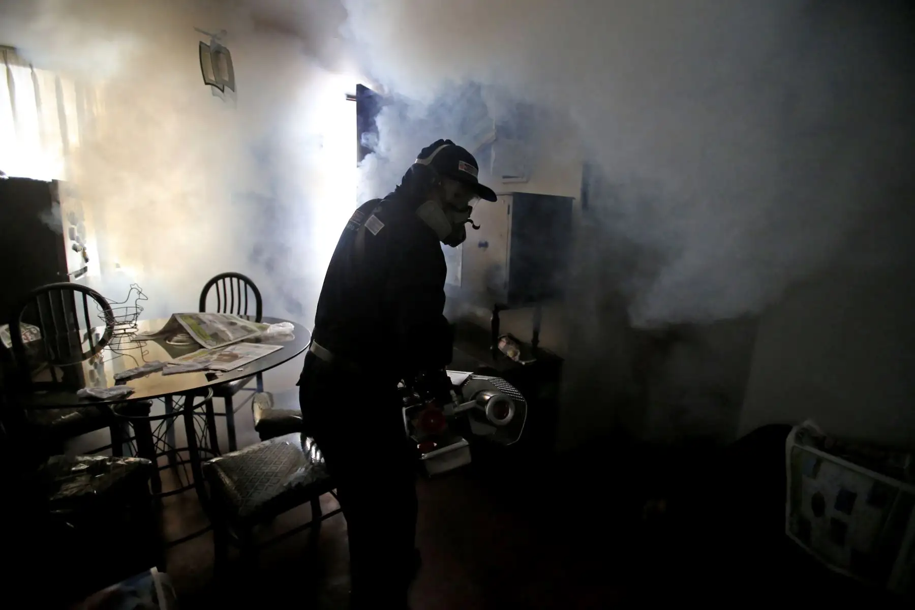 Jornada de fumigación a cargo de la DIGESA en las zonas afectadas por el aniego en San Juan de Lurigancho. Foto: ANDINA/Nathalie Sayago