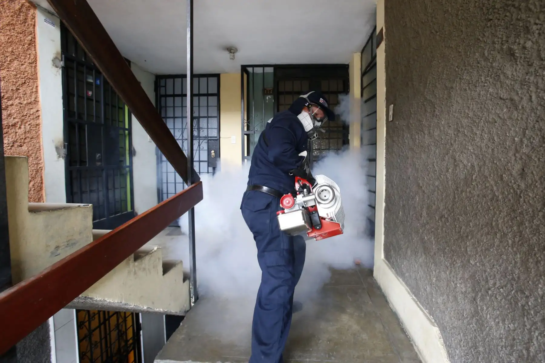 Jornada de fumigación a cargo de la DIGESA en las zonas afectadas por el aniego en San Juan de Lurigancho. Foto: ANDINA/Nathalie Sayago