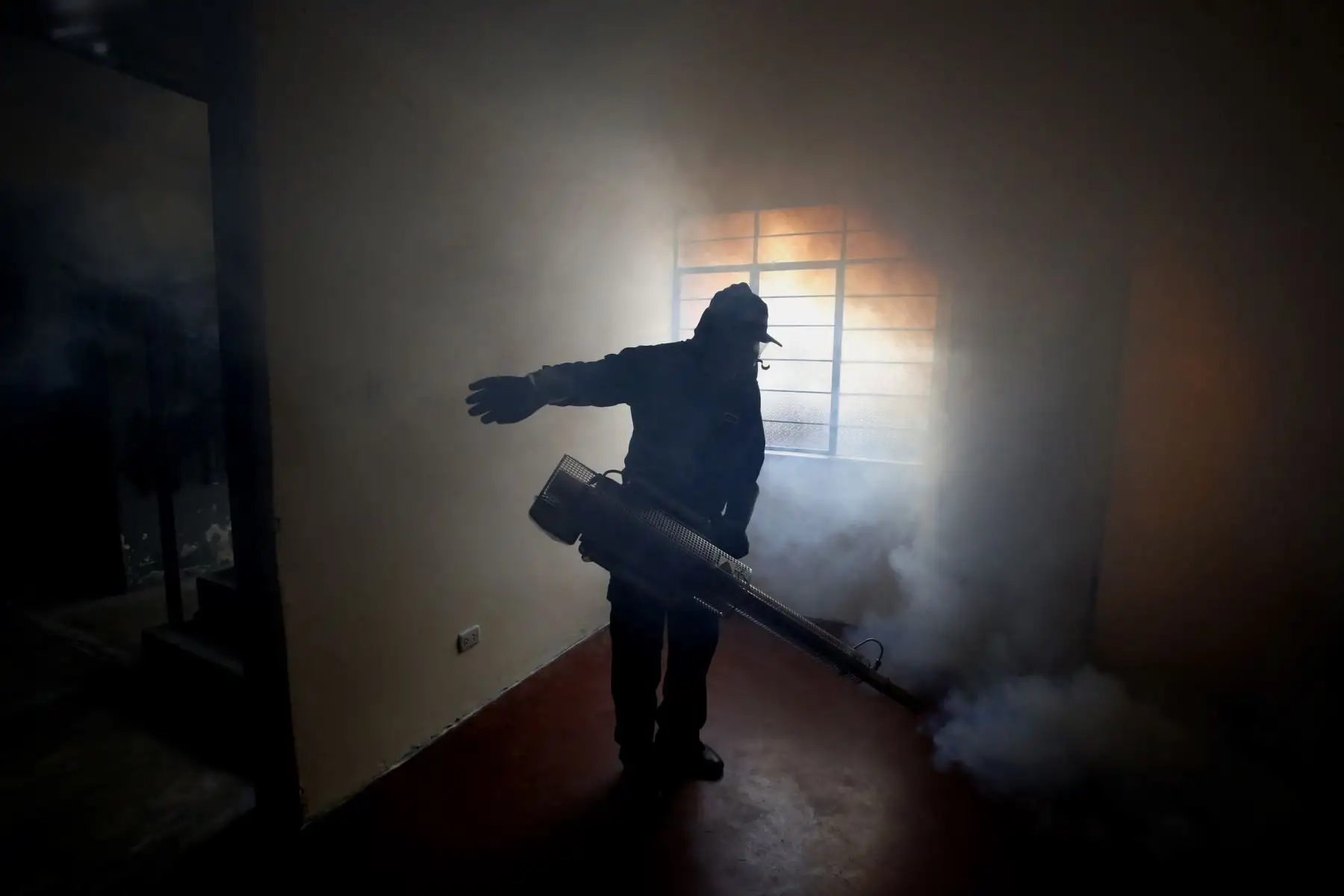 Jornada de fumigación a cargo de la DIGESA en las zonas afectadas por el aniego en San Juan de Lurigancho. Foto: ANDINA/Nathalie Sayago