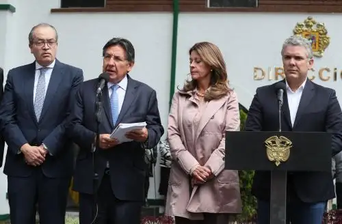 El fiscal general de Colombia, Néstor Humberto Martínes, anuncia que han identificado al autor del atentado. Lo acompañan el procurador, Fernando Carrillo Flórez, el presidente, Iván Duque y la vicepresidenta, Marta Lucía Ramírez Foto: EFE