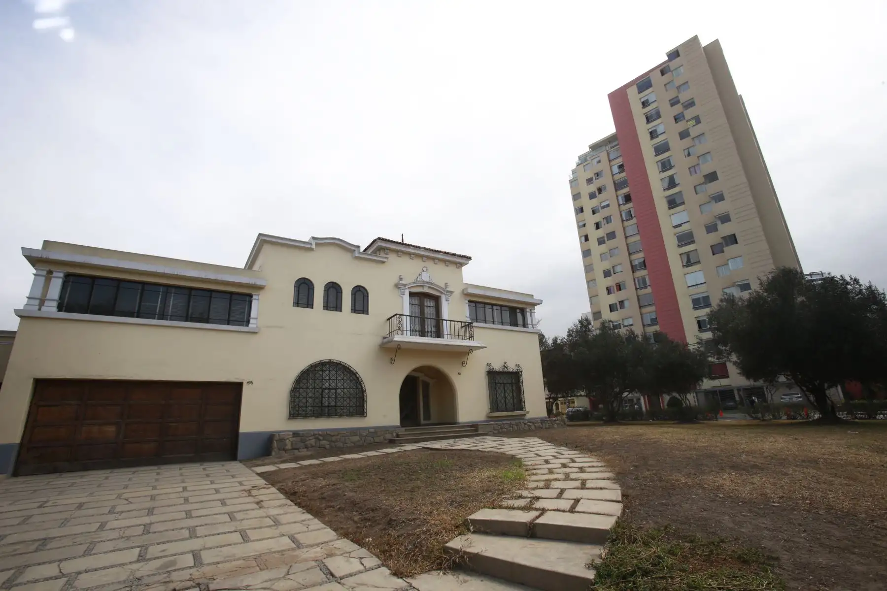 Contraste entre casona y edificación actual en la Av. San Felipe en Jesús María. Esta casona fue utilizada en escenas de la novela Natacha  Foto: ANDINA/Nathalie Sayago
