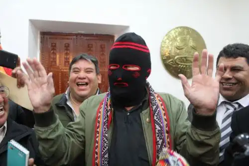 Ante el asombro de los asistentes, el actor Robert de Niro lució un huacollo o prenda de cabeza y se convirtió, por unos minutos, en un peregrino del Señor de Qoyllorrit’i.