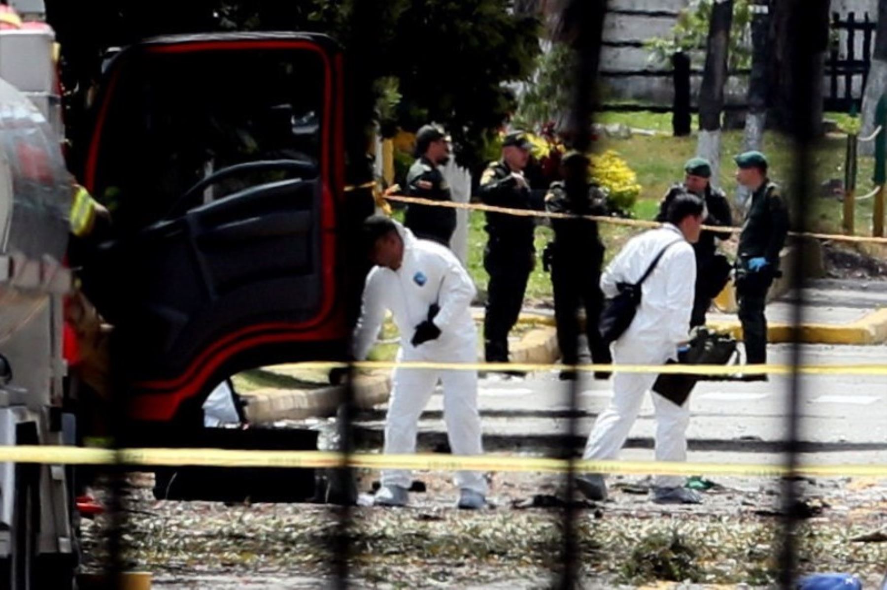 Personal del CTI trabajan en el lugar donde un carro bomba causó una explosión este jueves en la Escuela General Santander de la Policía en Bogotá Foto: EFE