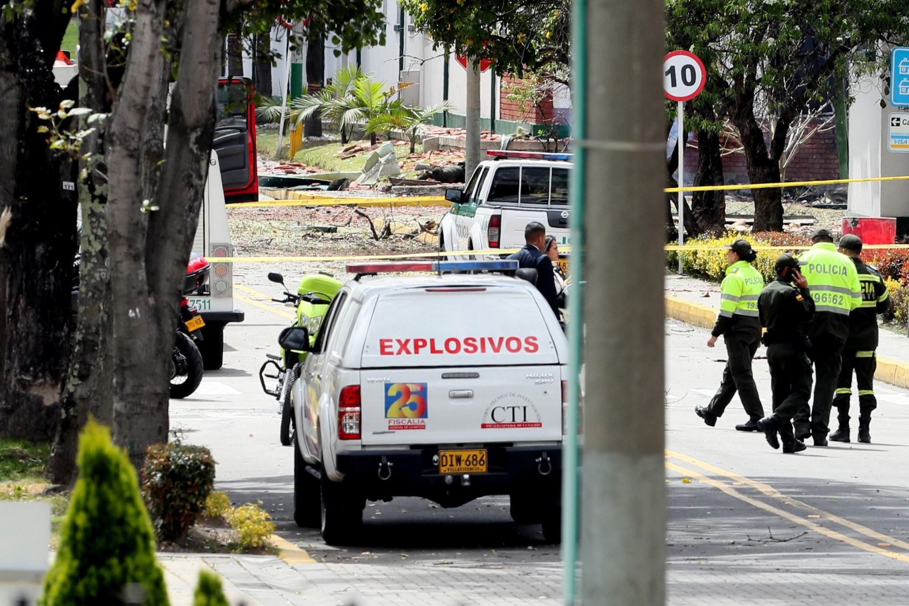 Personal del CTI trabajan en el lugar donde un carro bomba causó una explosión este jueves en la Escuela General Santander de la Policía en Bogotá Foto: EFE