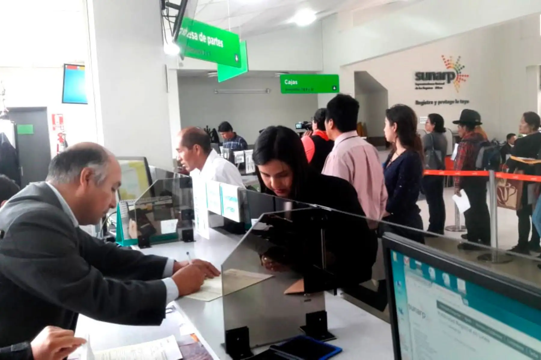 El ministro Vicente Zeballos también inspeccionó la sede principal de la Sunarp en la ciudad de Huaraz.