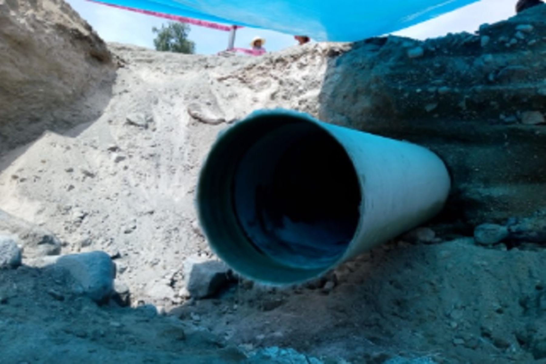 Alrededor de 200,000 pobladores de Arequipa se quedaron sin el servicio de agua potable en sus domicilios, tras la rotura de una línea de conducción que abastece 11 reservorios del cono norte de la ciudad.