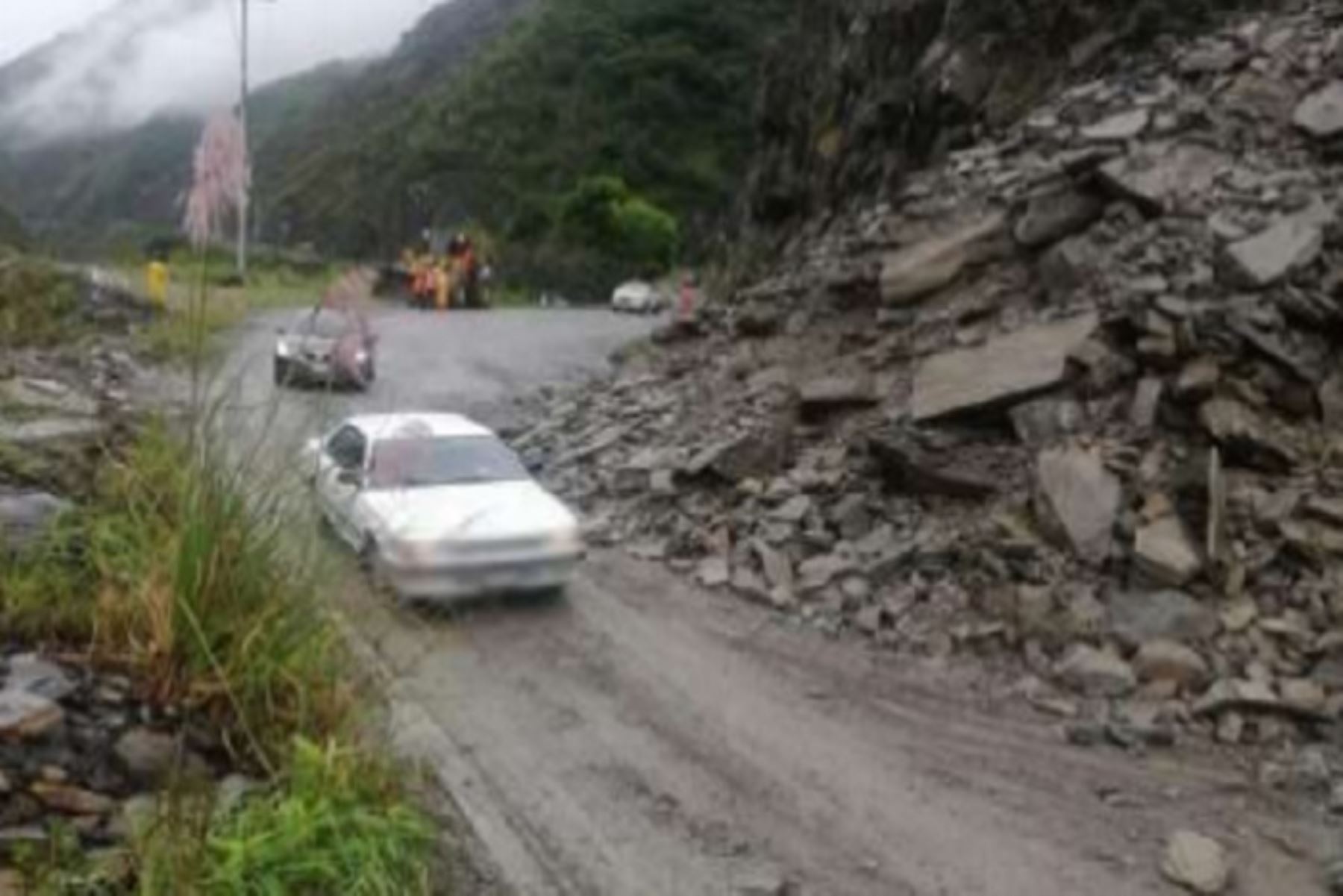 El tránsito es restringido en el kilómetro 70.9 de la carretera Tarma -Chanchamayo (sector San Pedro), del distrito de Palca, provincia de Tarma, región Junín, debido al deslizamiento de rocas y piedra ocurrido esta mañana por las intensas lluvias en la zona, informó la Policía Nacional del Perú.