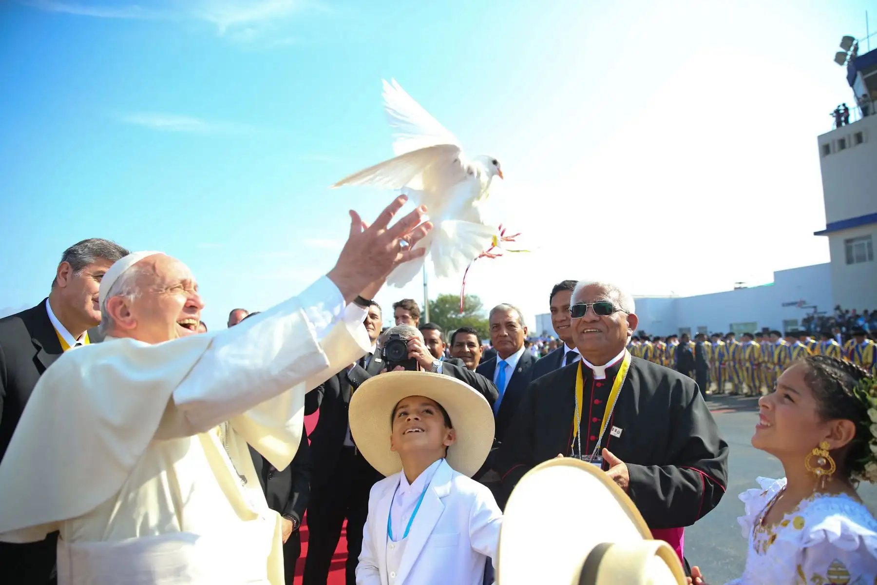 Alzando vuelo al cielo. A su llegada a Trujillo el Papa deja volar a una paloma ofrecida por los niños que lo reciben. Foto: ANDINA/Juan Carlos Guzmán.