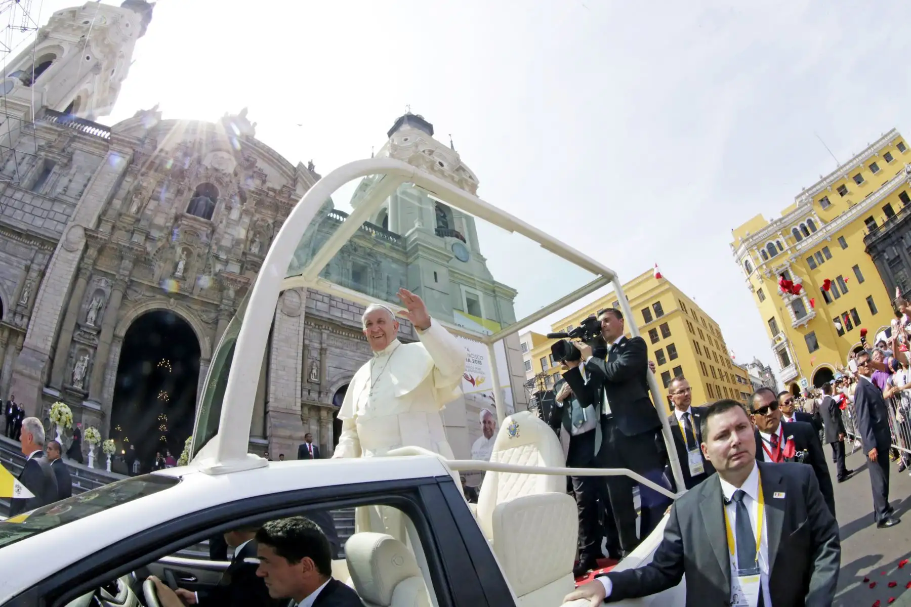 Su Santidad derrama bendiciones en la Plaza de Armas de Lima.Foto:ANDINA/ Carlos Lezama