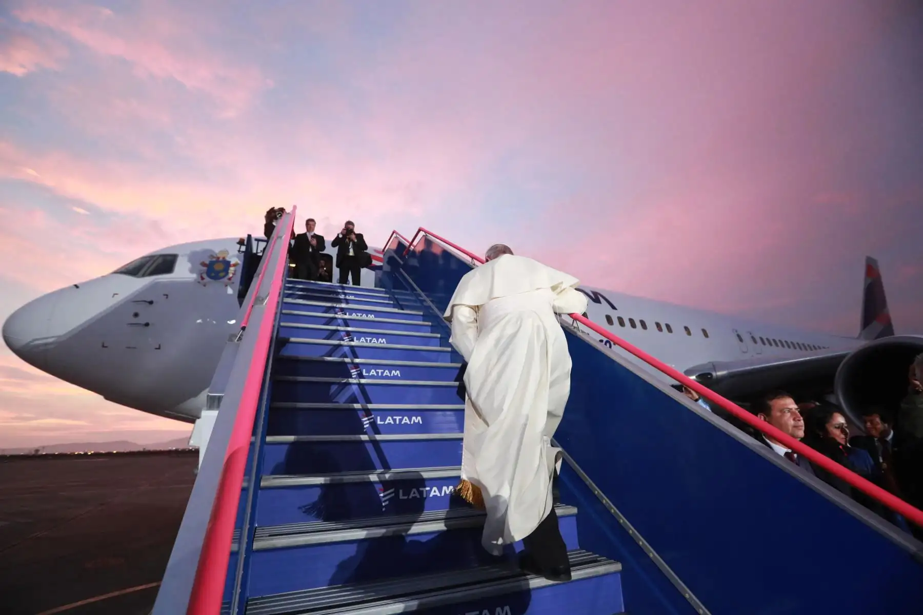 Vuelve pronto, Francisco. Su Santidad aborda el avión que lo traslado a su próximo destino. Foto: ANDINA/Carlos Lezama