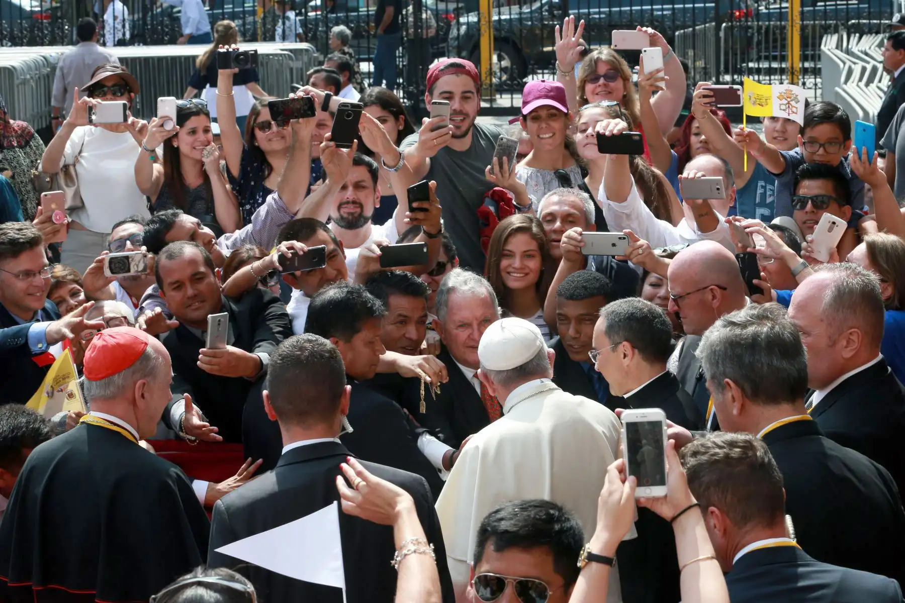 Papa Francisco saluda a seleccionados peruanos, mientras es fotografiado por las personas a su alrededor. Foto: ANDINA/Norman Córdova