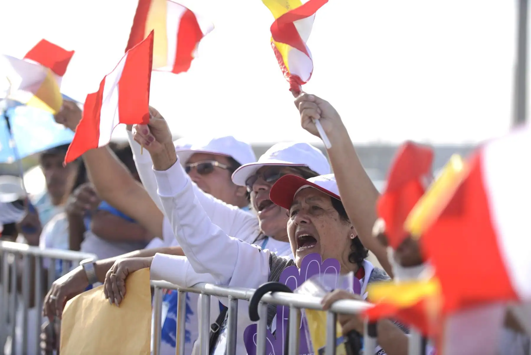 LIMA PERÚ - ENERO 21.Miles de personas se reunieron en la base aerea Las Palmas para escuchar la misa del Papa Francisco. Foto: ANDINA/Jhony Laurente