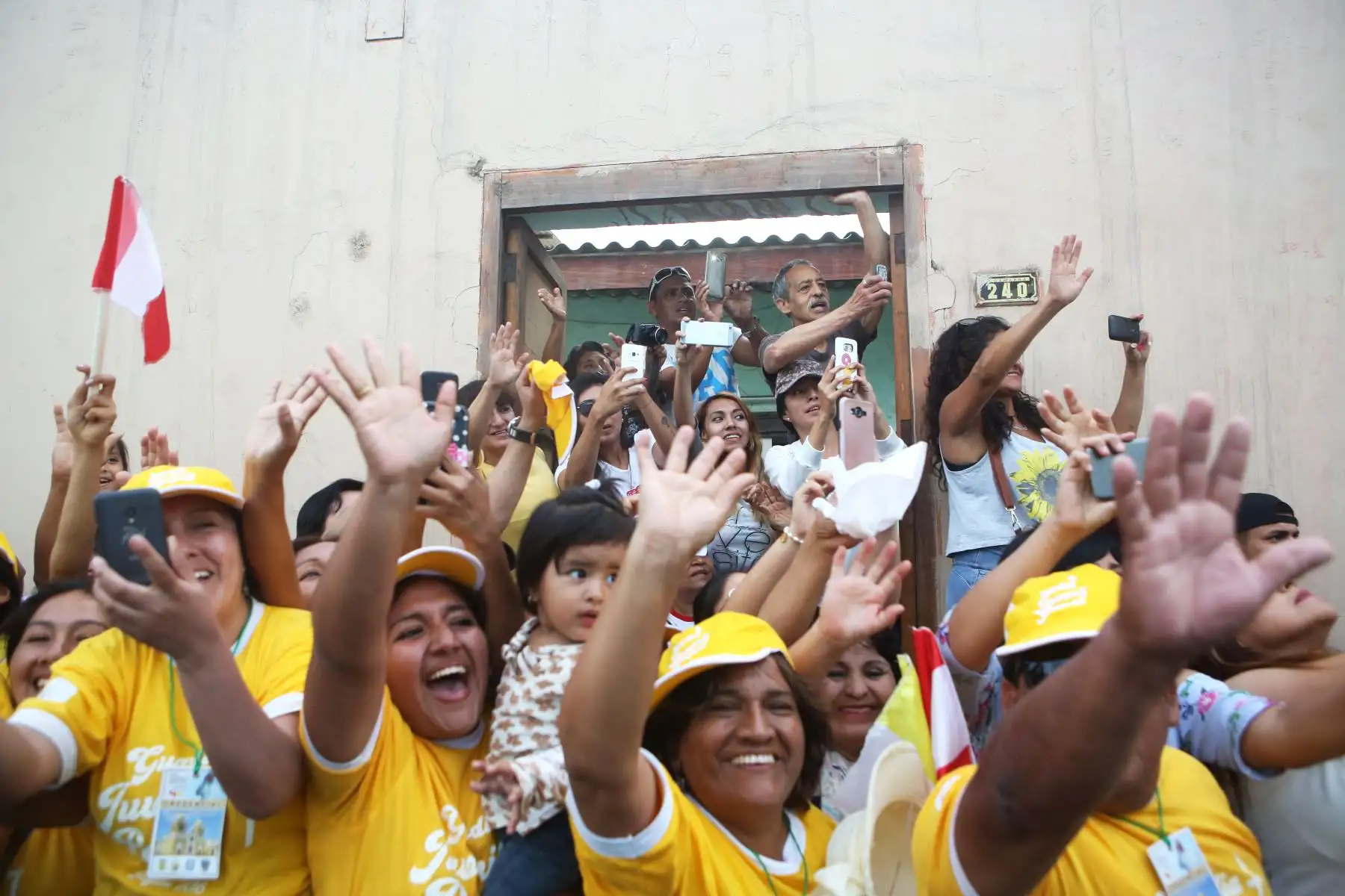 TRUJILLO PERÚ - ENERO 20- 2018. Trujillanos saludan al Papa Francisco en su  recorrido por las calles de Trujillo. Foto:ANDINA/Roberto Caceres