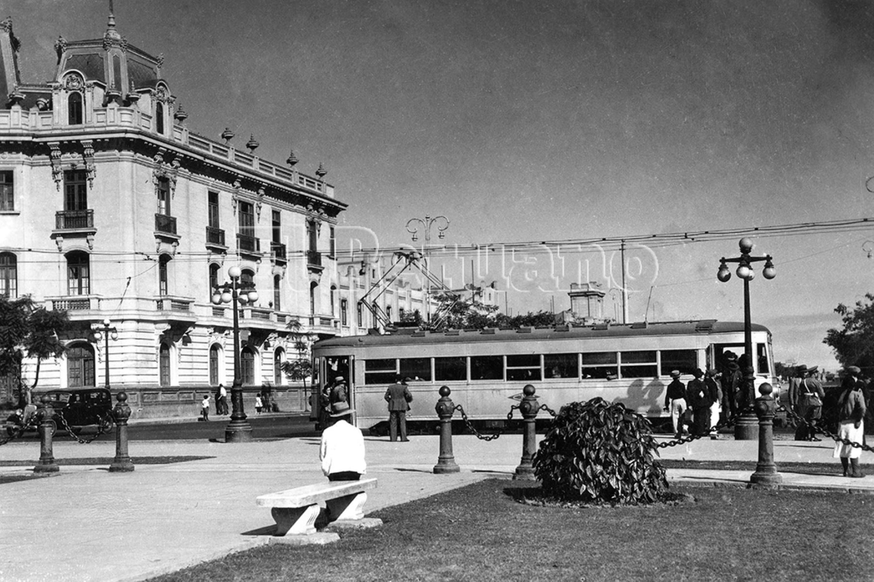 En los 50 el tranvía trasladaba a los limeños desde la Plaza Dos de Mayo hasta el Callao (1950) Foto: Archivo Histórico de EL PERUANO